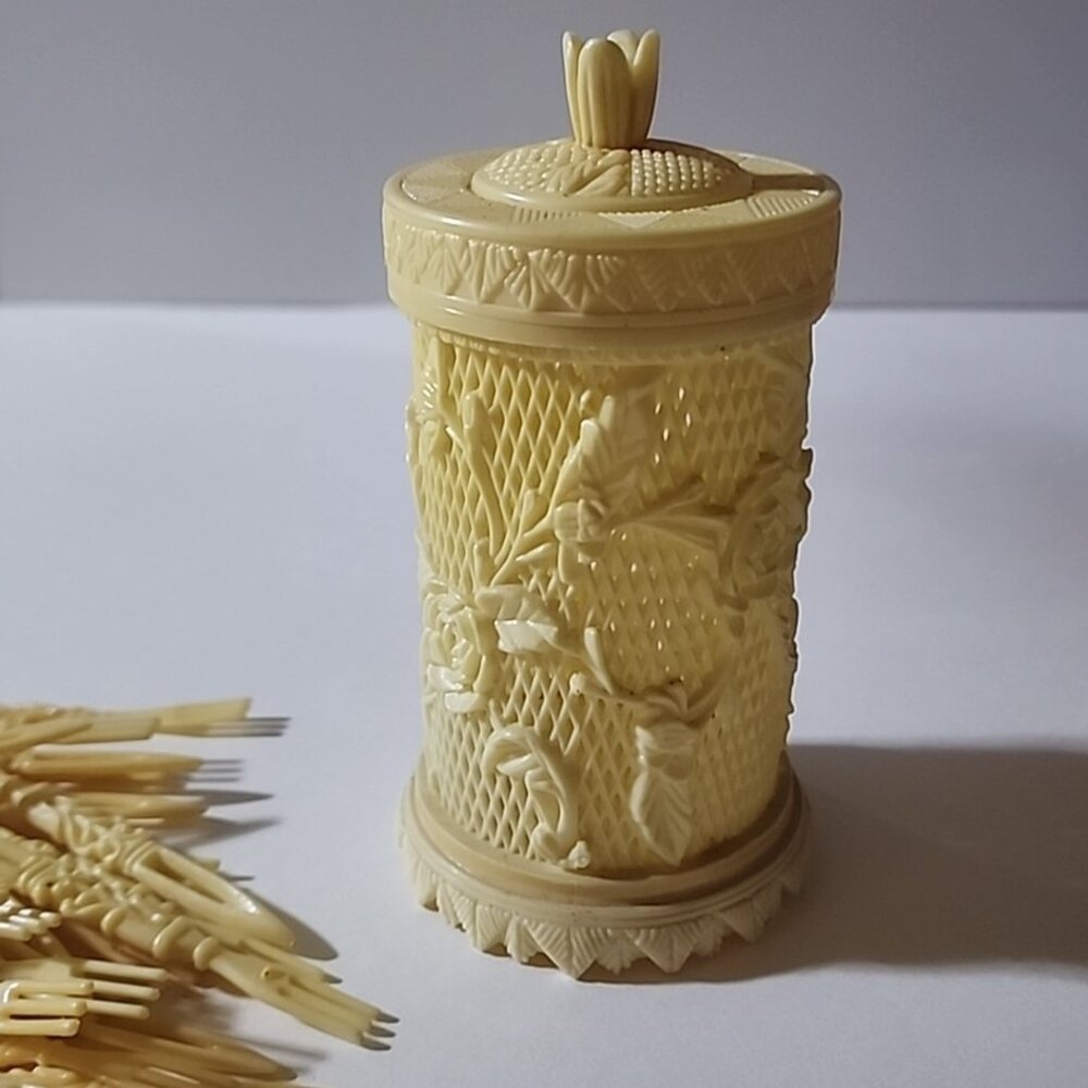 Vtg Carved Celluloid Hors D'oeuvres Picks & Container with Lid 1978 / 47 Picks